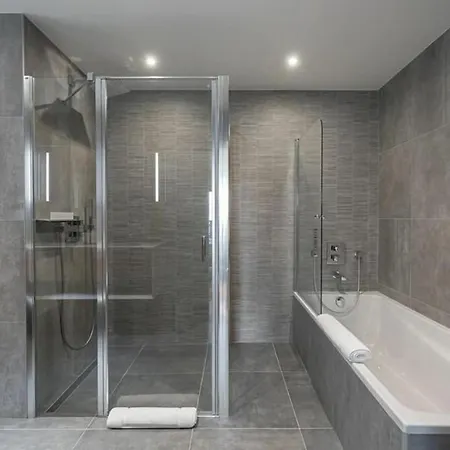 Beautiful 5-bed House In 度假居 *